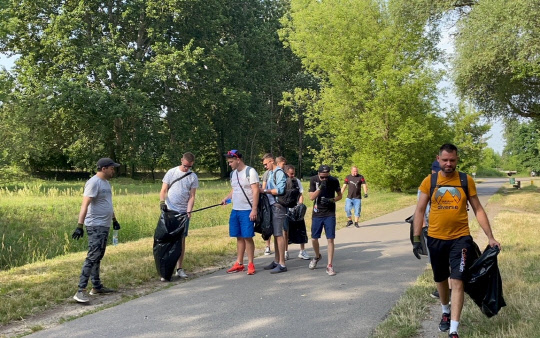 SK아이이테크놀로지 폴란드 법인 직원들이 최근 폴란드 실롱스크주 동브로바구르니차시에서 폐플라스틱을 줍는 '산해진미' 플로깅 봉사활동을 실시했다. <SK이노베이션 제공>